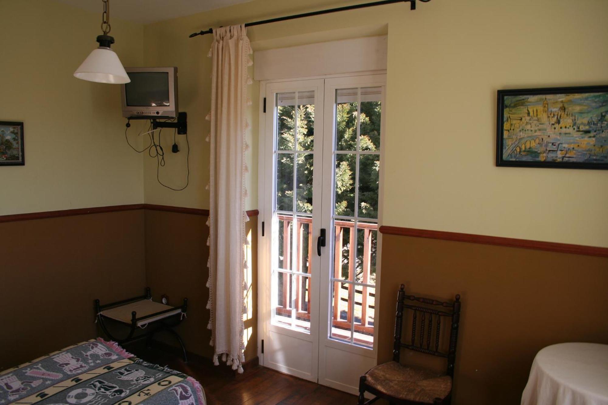 La Casona De Collado Guest House Hoyos del Collado Eksteriør bilde
